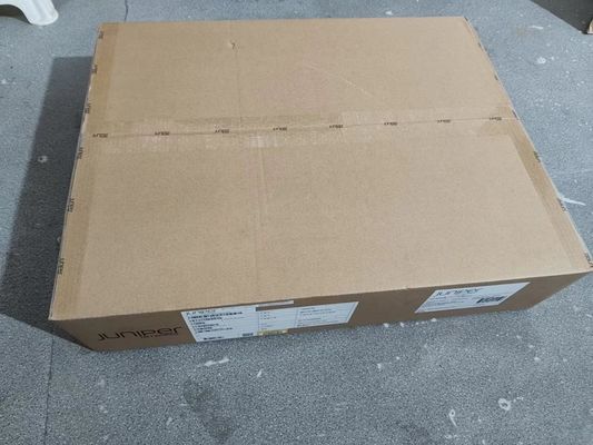 Prise de bâbord à C.A. du commutateur 32x100G 1U d'entreprise de QFX5120-32C-AFO et échappement latéral de bloc alim.